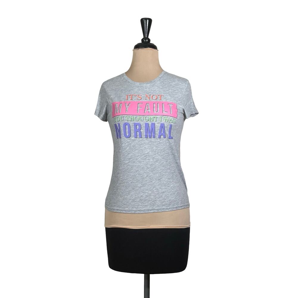 Wound Up Juniors XS Gray Y2K Slogan Graphic Tee